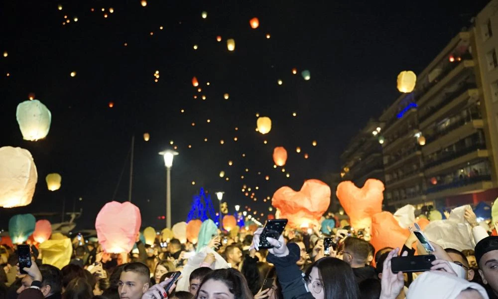 Δεν έλειψαν τα απρόοπτα στον Βόλο-Φαναράκια έπεσαν σε σκάφος και πήρε φωτιά! (Βίντεο)